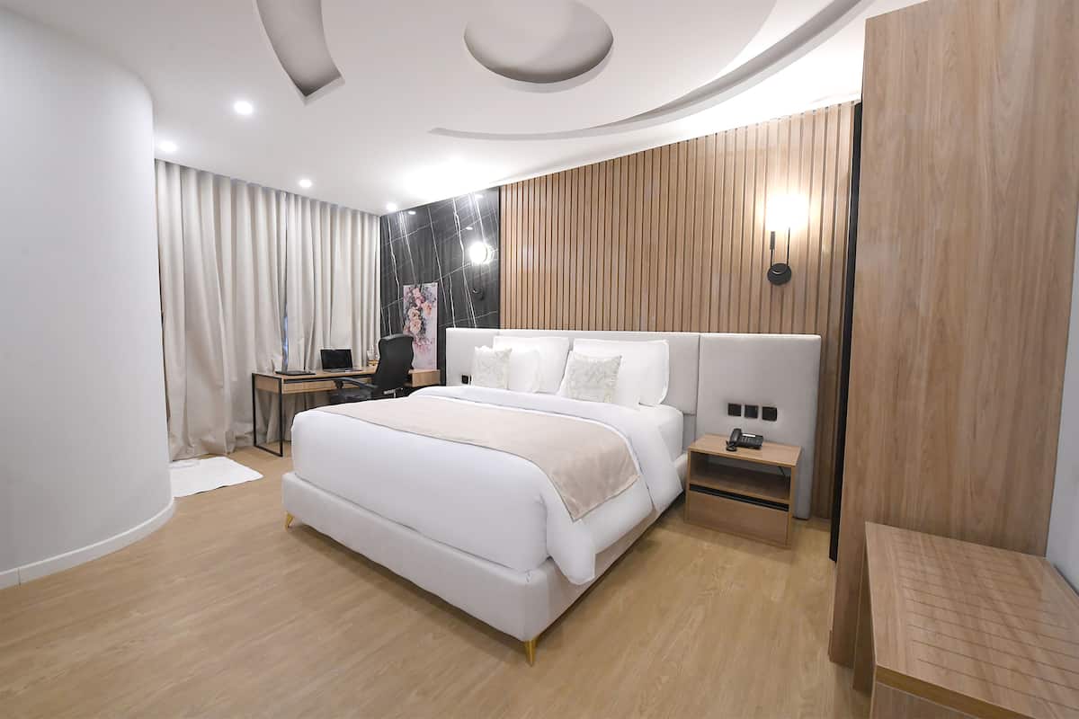 Royal Suite | Minibar, in-room safe, desk, laptop workspace