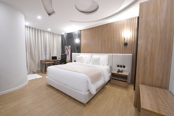 ميني بار  وخزنة داخل الغرفة ومكتب ومساحة عمل للكمبيوتر المحمول