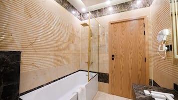 Quarto casal premium, 1 cama King, para não fumantes, banheira de imersão | Banheiro | Chuveiro com efeito de chuva, produtos de toalete grátis