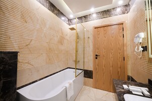 Habitación Premium doble, 1 cama de matrimonio grande, no fumadores, bañera de hidromasaje | Baño | Cabezal de ducha tipo lluvia y artículos de higiene personal gratuitos