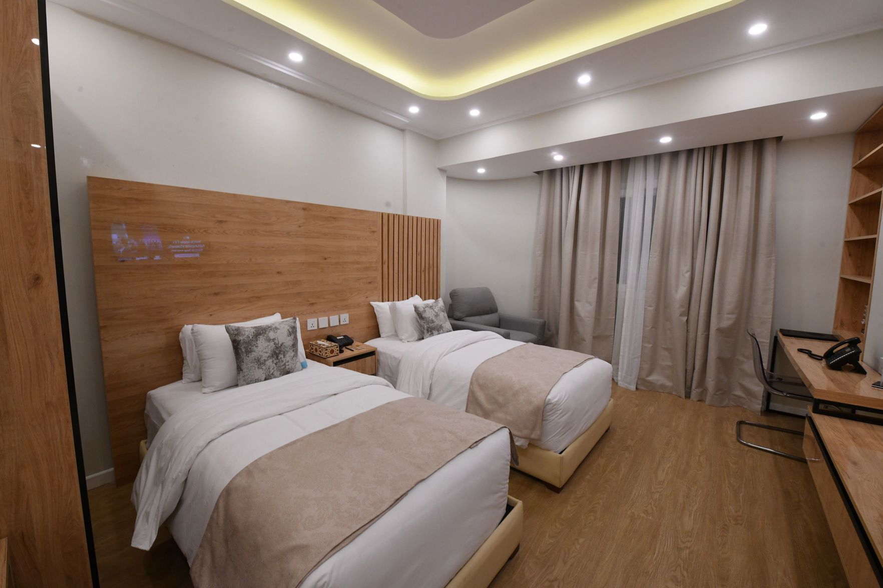 Minibar, caja de seguridad en la habitación y escritorio 