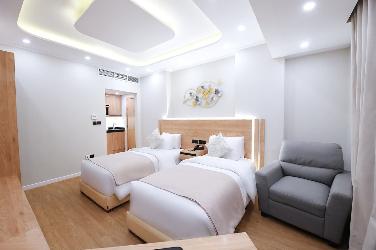 Premium Twin Room | Minibar, in-room safe, desk, laptop workspace
