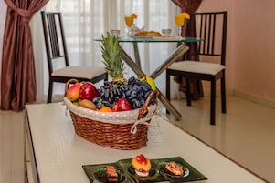 Executive Suite, 1 King Bed, Executive Level | In-room dining
