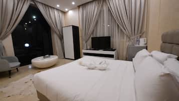 Deluxe Single Room | Minibar, in-room safe, desk, laptop workspace