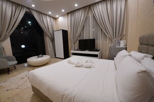 Deluxe Single Room | Minibar, in-room safe, desk, laptop workspace