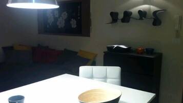 Studio, Balkon | Essbereich im Zimmer