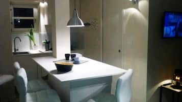 Studio, Balkon | Essbereich im Zimmer