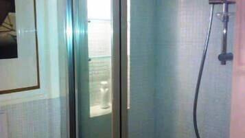 Monolocale, balcone | Doccia