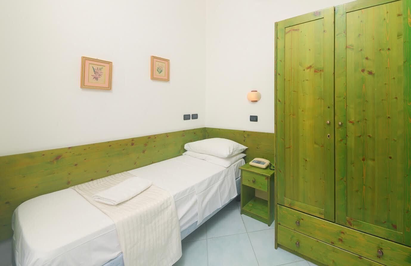 ห้องสแตนดาร์ดซิงเกิล | ตู้นิรภัยในห้องพัก, โต๊ะทำงาน, ห้องเก็บเสียง, เปล/เตียงเด็กอ่อน