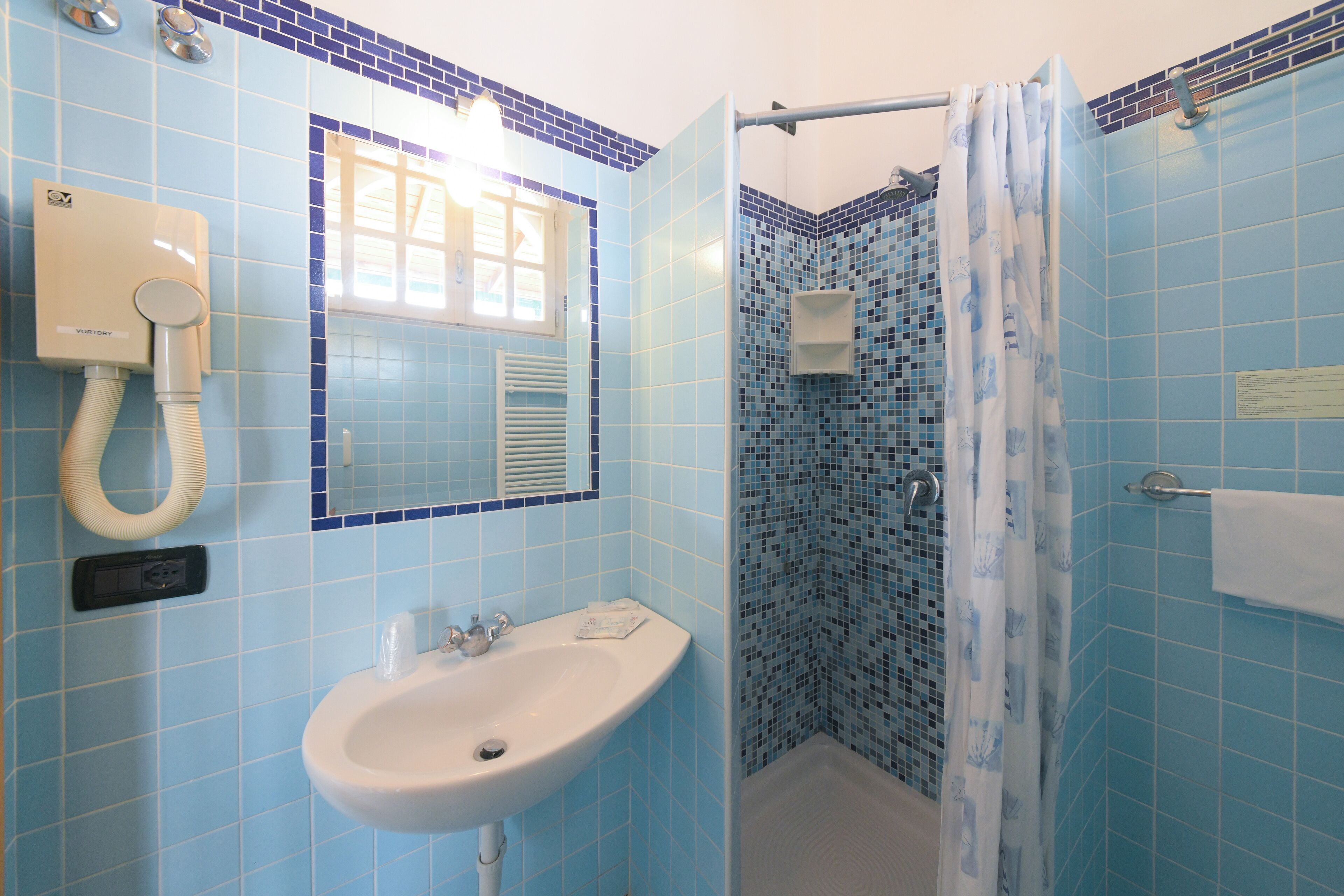 single room | in-room safe, desk, soundproofing, cots/infant beds