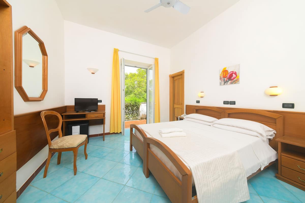 Standard Double Room | In-room safe, desk, soundproofing, cribs/infant beds