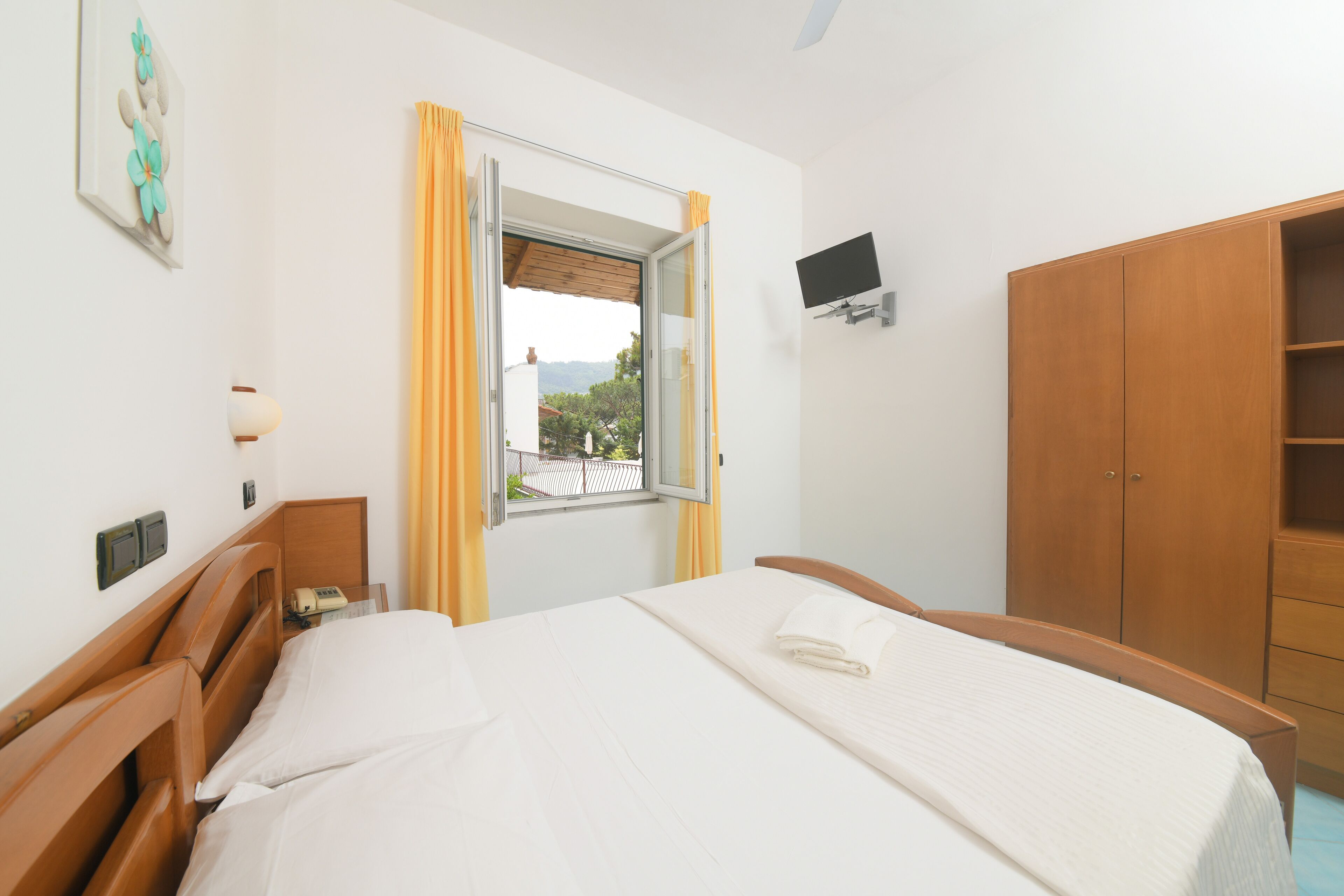 standard double room | in-room safe, desk, soundproofing, cots/infant beds