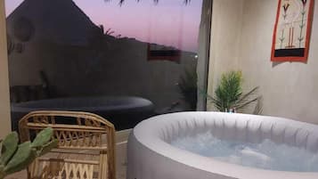 Studio Suite with Jacuzzi Pyramids view | Rúmföt af bestu gerð, sérhannaðar innréttingar, sérvalin húsgögn