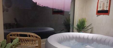 Studio Suite with Jacuzzi Pyramids view | 高級寢具、獨特設計、獨特裝修、書桌