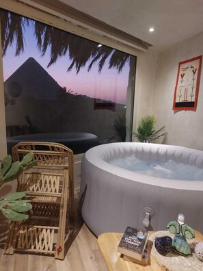 Studio Suite with Jacuzzi Pyramids view | Sängtillbehör av högsta kvalitet, individuell inredning och unika möbler