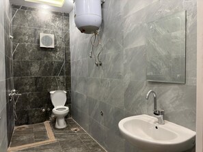 Family Apartment 4 bedrooms - Pyramid View | Bathroom | Shower, free toiletries, hair dryer, towels - 3 Pyramids View Inn (Giza)