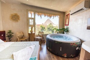 Habitación básica doble, 1 cama de matrimonio grande, Servicio de limpieza, vistas a la montaña | Ropa de cama de alta calidad y decoración individual