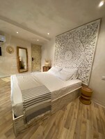 Studio Suite with Jacuzzi Pyramids view | Premium bedding, individually decorated, individually furnished, desk