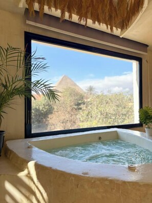 Habitación doble, vistas a la ciudad | Bañera de hidromasaje privada