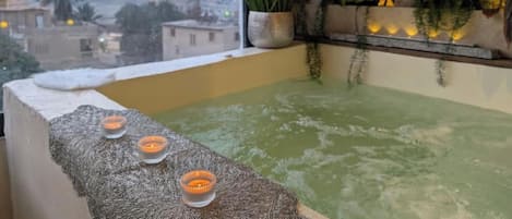 Chambre luxueuse double, accessible aux personnes à mobilité réduite, vue sur la montagne | Baignoire à remous privée