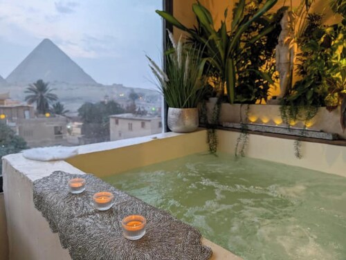 3 Pyramids View Inn