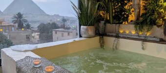 3 Pyramids View Inn