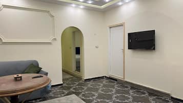 Family Apartment 4 bedrooms - Pyramid View | 起居區 | 32-吋 LCD 液晶電視、有線頻道、電視、壁爐