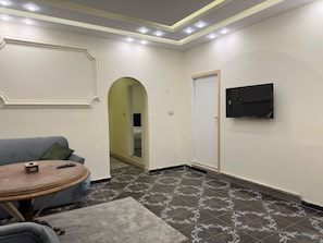 Family Apartment 4 bedrooms - Pyramid View | Living area | 32-inch LCD TV with cable channels, TV, fireplace