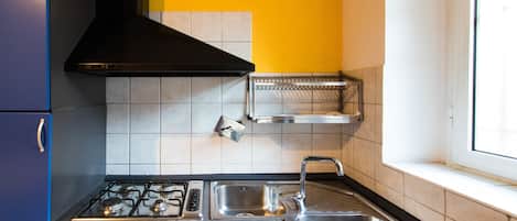 Departamento, balcón | Cocina privada | Refrigerador, microondas, parrilla de estufa y cafetera y tetera