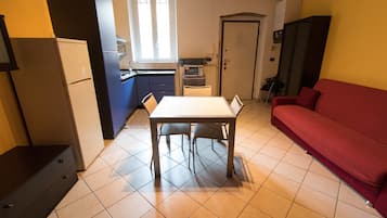 Apartment, Balcony | In-room dining