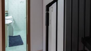 Appartamento, balcone | Bagno | Doccia, asciugacapelli, asciugamani