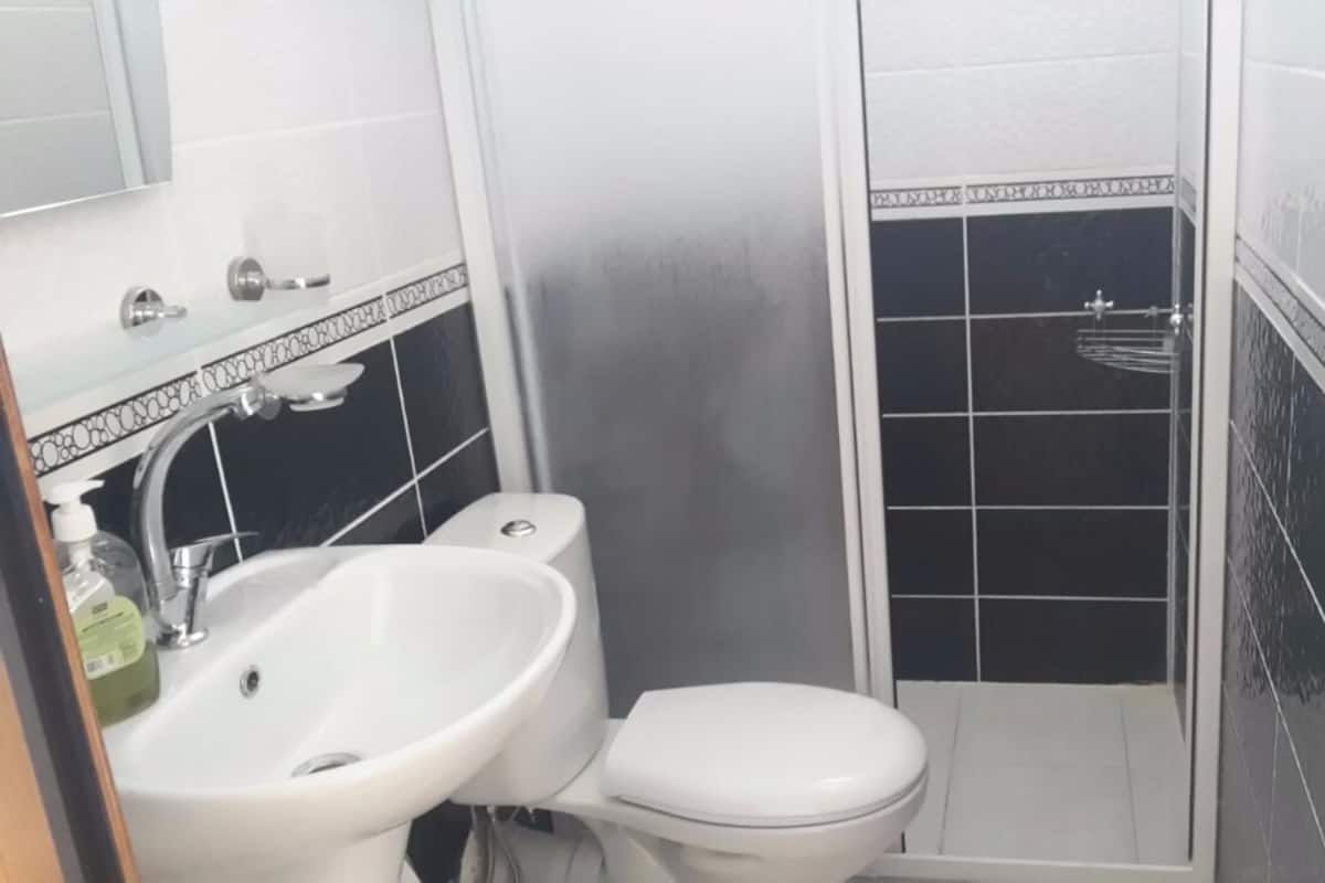 Standard dubbelrum för 1 person | Badrum | Dusch, hårtork, tofflor och golvvärme