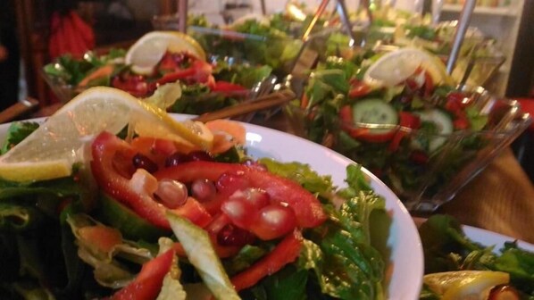 Un assortiment de salades, chacune préparée avec des ingrédients et des garnitures différents.