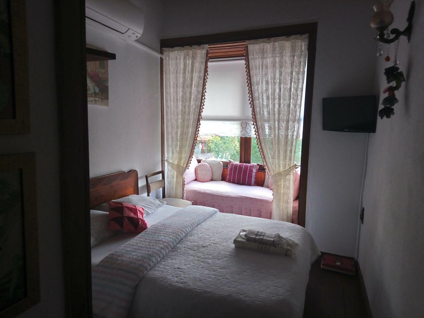 Egyptian cotton sheets, premium bedding, in-room safe
