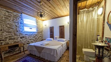 Standard Double or Twin Room (Elies) | Living area | Flat-screen TV