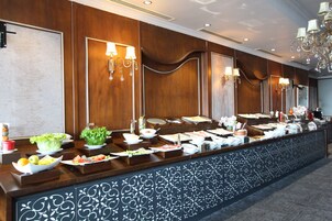 Café da manhã com buffet todos os dias mediante uma taxa