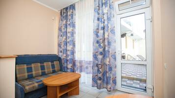 Quarto duplo standard | Área de estar | TV