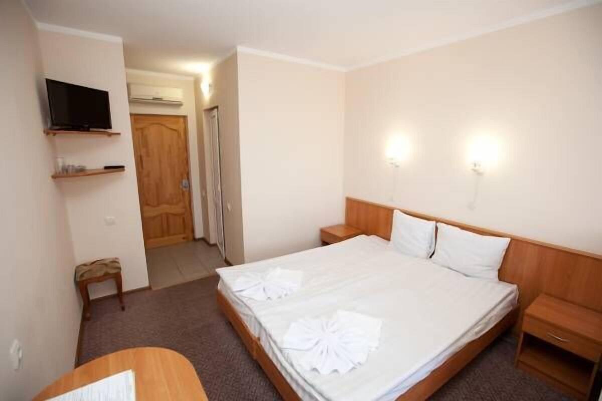 Cofres nos quartos, escrivaninha, ferros/tábuas de passar roupa