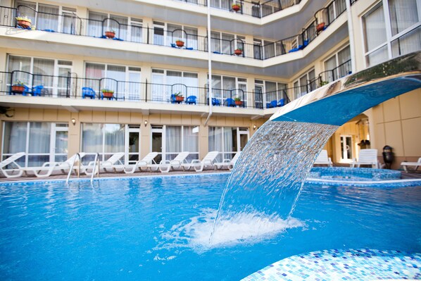 Kolam renang outdoor