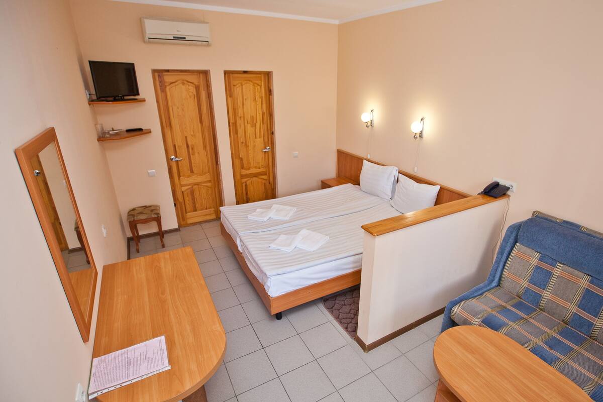 Quarto duplo standard | Cofres nos quartos, escrivaninha, ferros/tábuas de passar roupa