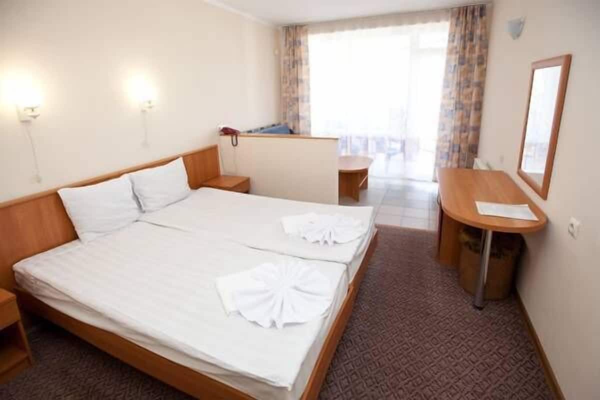 Cofres nos quartos, escrivaninha, ferros/tábuas de passar roupa