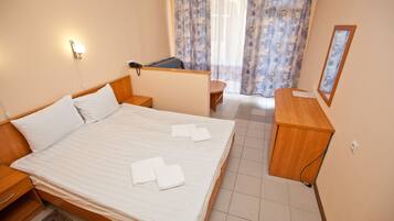 Standaard Twin kamer | Een kluis op de kamer, een bureau, een strijkplank/strijkijzer