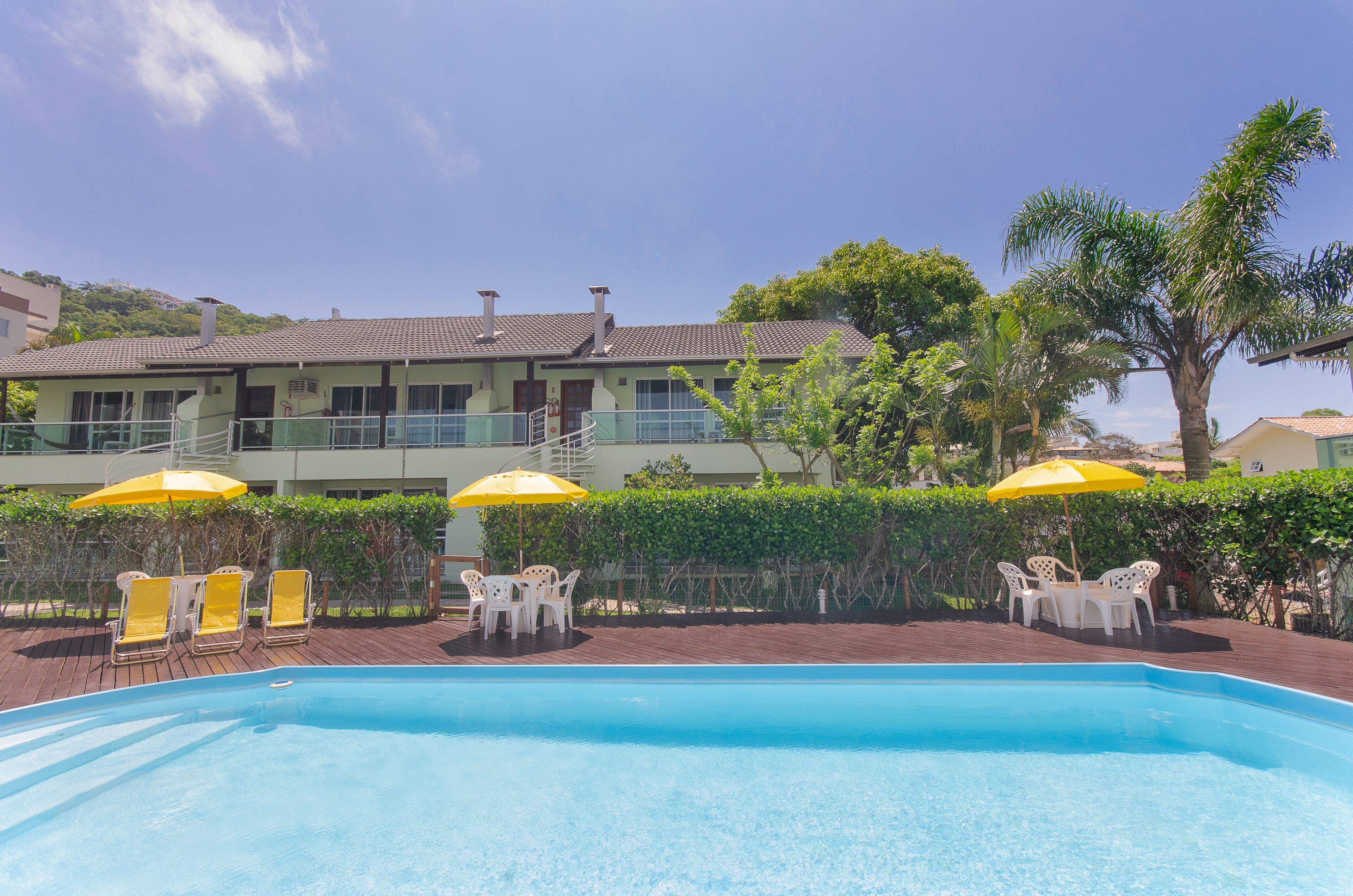 Piscina interna, espreguiçadeiras