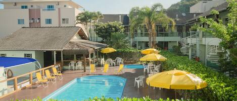 Indoor pool, sun loungers
