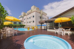 Piscine intérieure, chaises longues