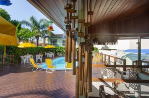 Piscina interna, espreguiçadeiras