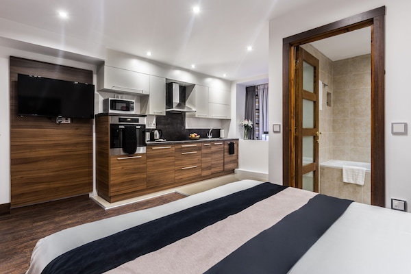 Estudio económico, 1 cama matrimonial | Tabla de planchar con plancha, wifi gratis y ropa de cama