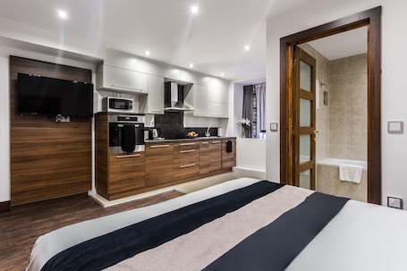 Tabla de planchar con plancha, wifi gratis y ropa de cama