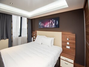Deluxe Studio Suite, 1 King Bed | Iron/ironing board, free WiFi, bed sheets - Livin’ Serviced Apartments (Watford)