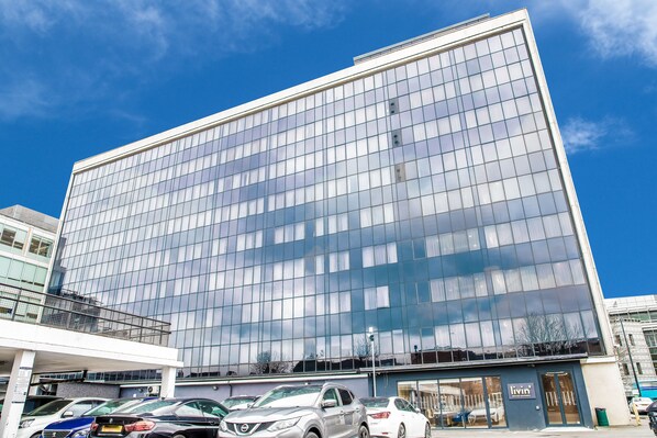 Un edificio moderno con fachada de vidrio y una tienda llamada "livin".
